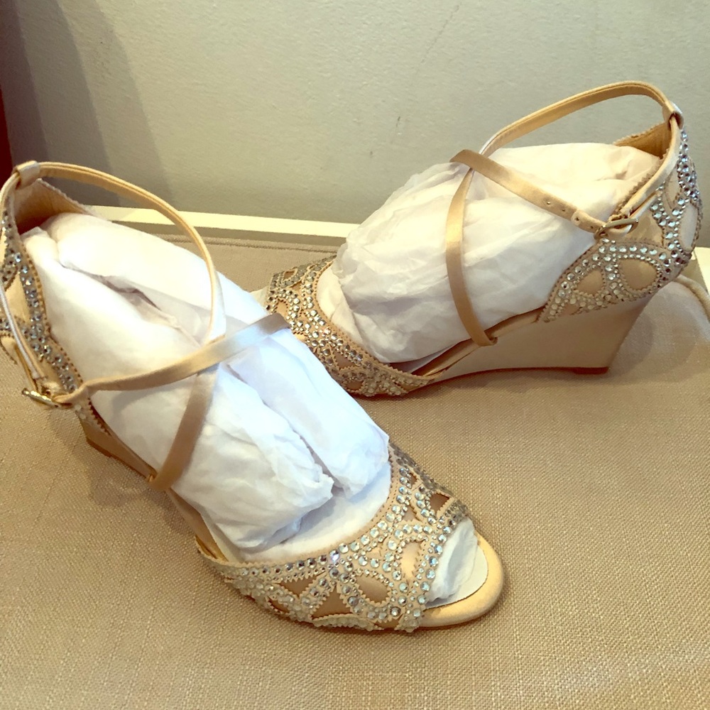 NWT! Badgley Mischka “Winter” Nude shoe size 8!
